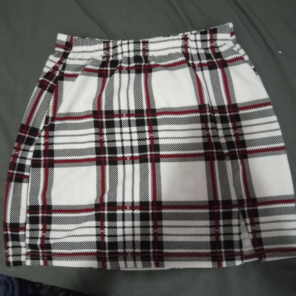 SHEIN white, black and red plaid skirt. Size: M